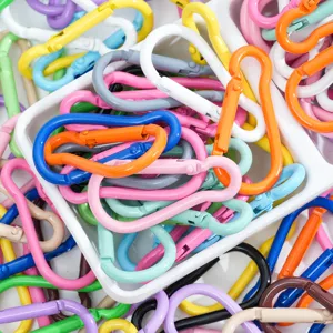 Makroaufnahme verschiedener bunter lackierter Karabinerhaken für DIY-Handwerk