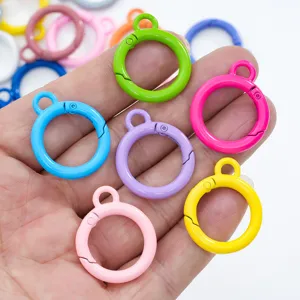 Gedetailleerde close-up van 26mm gekleurde ronde veerringen, perfect voor sleutelhangers.