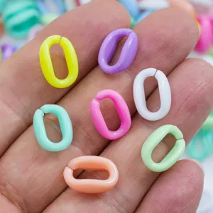 Nahaufnahme bunter Acryl Kettenglieder, Pastellfarben DIY Zubehör für Handytaschen.