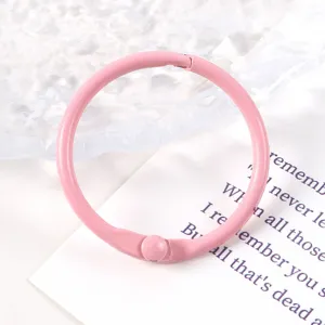 Vista detallada de la hebilla de anillo de hojas sueltas rosa de 30 mm para encuadernar