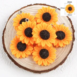 Detailansicht von gelben Sonnenblumen-Anhängern aus Harz für DIY-Schmuckprojekte