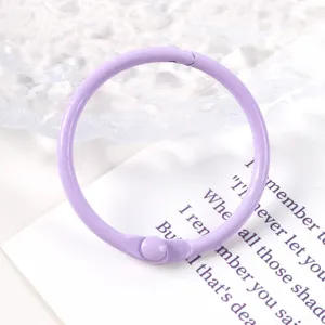 Primer plano detallado de un anillo de hojas sueltas de metal pintado lavanda de 30 mm