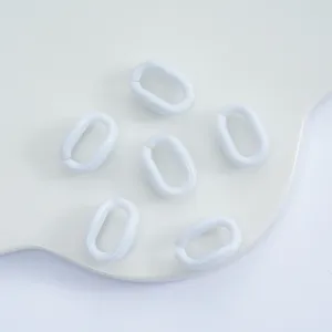 Detailansicht weißer Acryl-Ovale Offene Kettenglieder, ideal für DIY-Schmuck und Handy-Anhänger.
