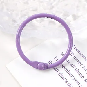 Primer plano de una anilla de carpeta morada de 30mm para hojas sueltas y manualidades