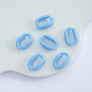 Blaue ovale Acryl Ketten Glieder Detailansicht fuer DIY Handy Kette Schmuckzubehoer.