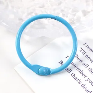 Detalle de cerca de anilla de metal lacado azul cielo de 30mm para manualidades DIY