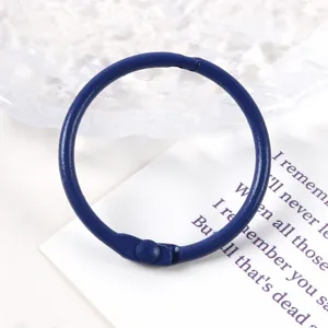 Primer plano de una anilla de carpeta azul marino de 30mm con acabado mate suave.