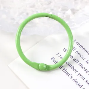 Primer plano de anilla de encuadernación de metal verde 30mm para bisutería y manualidades