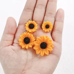 Set aus vier Sonnenblumen-Anhängern aus Harz in verschiedenen Größen für DIY-Bastelarbeiten