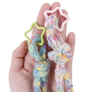 Handgemaakte DIY sleutelhanger accessoires met kleurrijke mohair gevlochten riemen en stergespen.