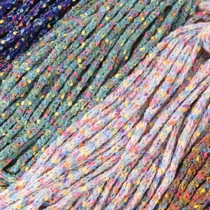 Macro detailopname van kleurrijk bouclé confetti garen, zachte textuur voor DIY projecten.