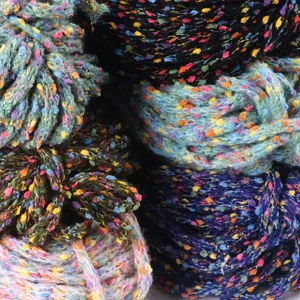 Kleurrijk mohair-stijl garen detail, 10mm pluizig getextureerd brei DIY accessoire.