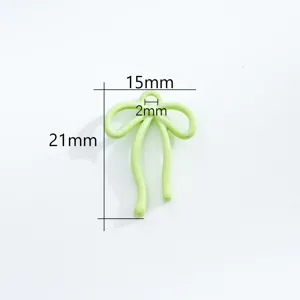 Détail du pendentif nœud ruban en alliage vert avec spécifications de dimensions précises.