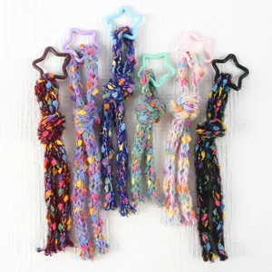 Gedetailleerd overzicht van kleurrijke pluche garen sleutelhangers met leuke stersluiting.