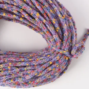 Gedetailleerd overzicht van 10mm kleurrijk pluizig garen, ideaal voor handbreien en accessoires.