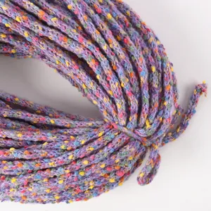 Gedetailleerd overzicht van 10mm gekleurd gestippeld garen, ideaal voor DIY sleutelhangers.