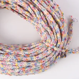Kleurrijk getextureerd bouclégaren voor handgemaakte DIY-ambachten en sleutelhangers, zacht.