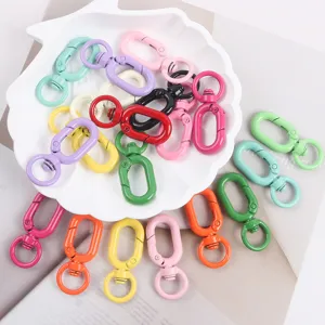 Crochets mousquetons colorés en métal et anneaux ouverts pour porte-clés et bijoux DIY.