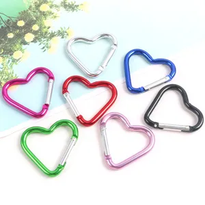 Vue détaillée de mousquetons métalliques colorés en forme de cœur pour porte-clés et sacs DIY.