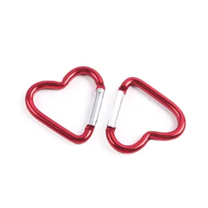 Gros plan détail de mousqueton en métal rouge en forme de cœur accessoires porte-clés.