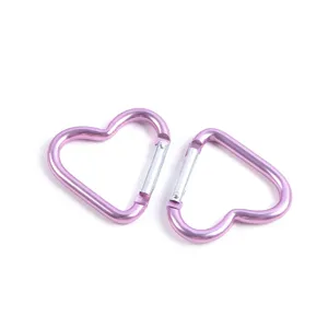 Gros plan detaille de mousquetons en forme de coeur rose pour porte cles et bijoux.