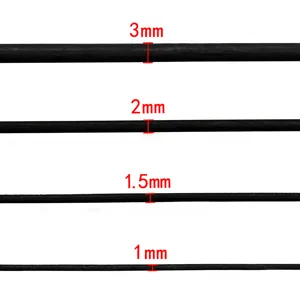 Comparación de detalles de cuatro grosores de cordones de cuero negro para bisutería DIY.