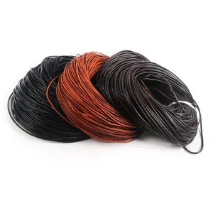 Vista detallada de cordones redondos de cuero genuino multicolor para joyería