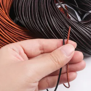 Detalle de cordones de cuero auténtico redondo de colores para tejer joyas DIY