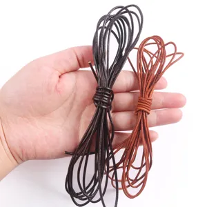 Primer plano de cordones redondos de cuero marrón y café oscuro para manualidades de joyería