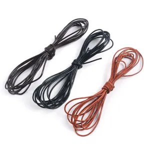 Vista de cerca de tres colores diferentes de cordones de cuero redondo para joyas DIY