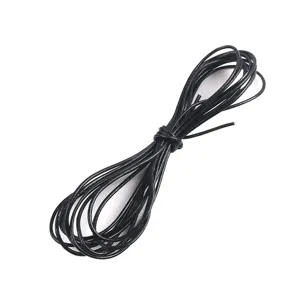 Detalle macro de un fajo de cordón fino de cuero negro para tejido de joyas DIY