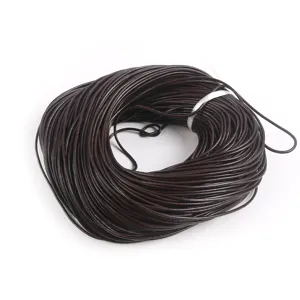 Primer plano de un cordón de cuero redondo marrón oscuro para la creación de joyas DIY