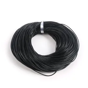 Vista detallada de un rollo de cordón de cuero negro redondo para joyería artesanal