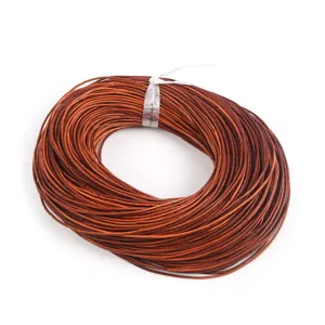 Primer plano de una bobina de cordón de cuero redondo marrón para joyería DIY