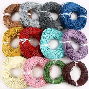 Vista superior de varios colores de cordones de cuero redondos para joyería DIY