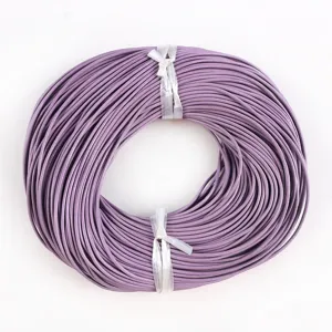 Vista detallada de un rollo de cordón de cuero redondo morado para la creación de joyas DIY
