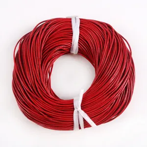 Primer plano detallado que muestra la textura de un cordón de cuero rojo para joyería