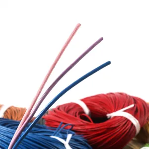 Vista macro detallada de cordones redondos de cuero genuino de colores para joyería DIY