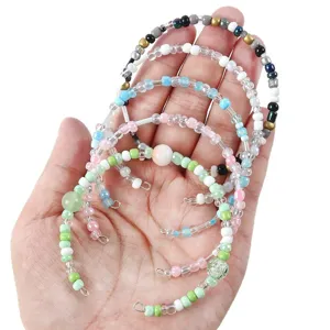 Set di braccialetti in perline colorate fatti a mano, eleganti gioielli DIY unici.