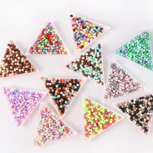 Perles rondes en acrylique colorées dans des plateaux triangulaires pour bijoux DIY