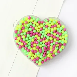 Perles rondes en acrylique colorées dans un plat en cœur pour création de bijoux