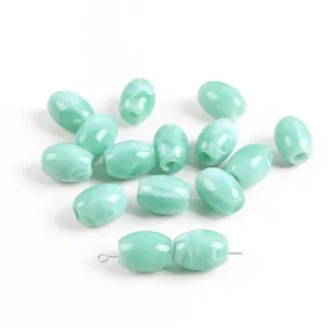 Perles barils bicolores ovales en acrylique grand trou accessoires bijoux DIY détail.