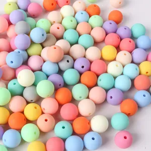 Dettaglio macro di perle tonde in acrilico opaco color macaron per creazione gioielli