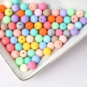 Perle in acrilico opaco color macaron per gioielli fai-da-te in un piatto bianco