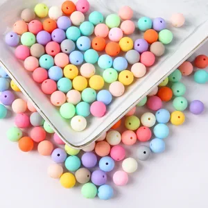 Vista dettagliata di perle acriliche opache macaron per gioielli fai-da-te e catene cellulari.