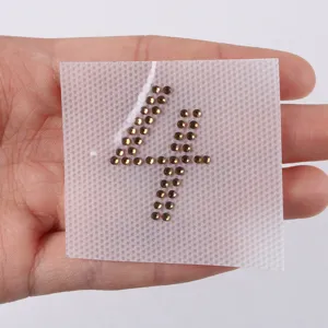 Primer plano detalle del parche termoadhesivo de estrás número 4, piedras marrones para ropa.
