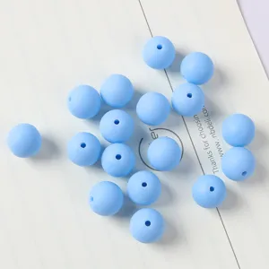 Vista dettagliata di perle rotonde in acrilico opaco azzurro per la creazione di gioielli DIY