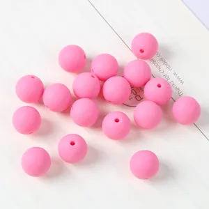 Primo piano di perle tonde in acrilico rosa opaco per creazione gioielli DIY fatti a mano