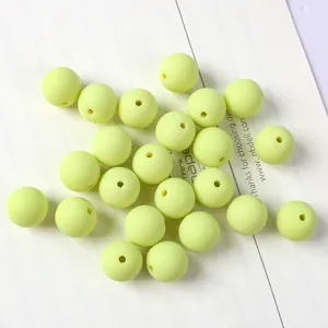 Vista dettagliata di perle acriliche rotonde giallo macaron opaco per creare gioielli