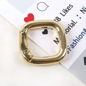 Dettaglio di un moschettone quadrato in lega d'oro per accessori per borse fai-da-te.